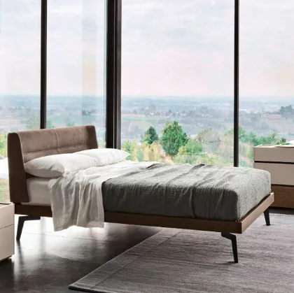 nest padded metal feet