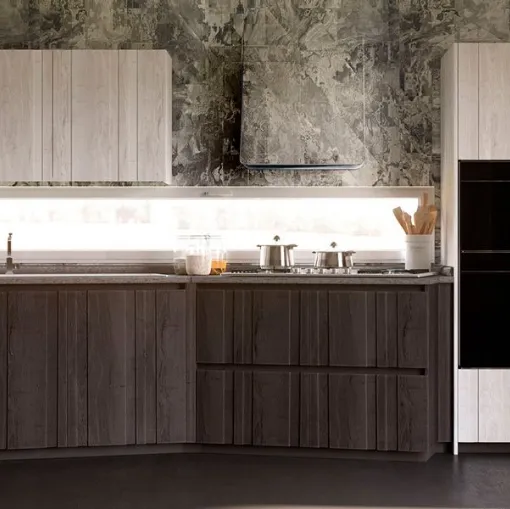 Bistrò Bianco e Peltro: linear kitchen in white wood and pewter with Carrara marble top
