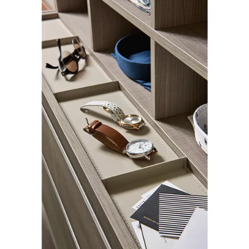 walk-in closet panorama detail